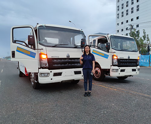 Dos camiones cisterna HOWO 10CBM se envían a Uganda.