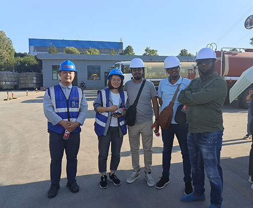 Clientes de Etiopía vienen a CLVEHICLES.COM y visitan nuestra fábrica.
    