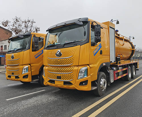 Two Units of CHENGLONG H7 14CBM High Pressure Vacuum Truck Ship to Thailand