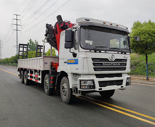 Un camión de carga SHACMAN F3000 con grúa de 18 toneladas se envía a Uganda.