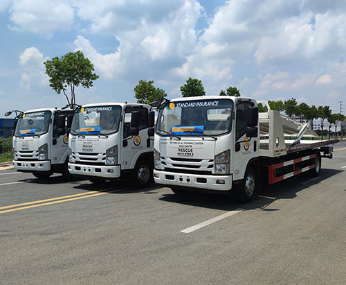 Tres unidades de camión grúa de rescate de plataforma plana de doble piso ISUZU enviadas a Filipinas