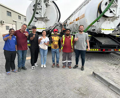 Capacitación in situ sobre camiones cisterna de vacío ISUZU para clientes en Emiratos Árabes Unidos