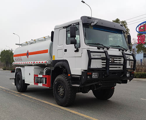 Una unidad del camión cisterna de combustible HOWO 4WD 4X4 se envía a Costa de Marfil
        