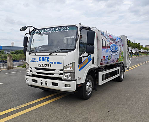 Una unidad de camión de basura compactador ISUZU ELF de 190 hp RHD 9CBM para enviar a Granada