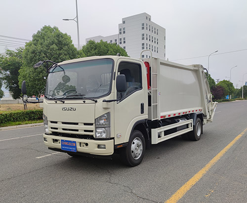 Una unidad del camión de basura compactador ISUZU 700P se envía a Granada