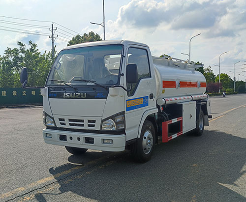 Se envía una unidad de camión cisterna de combustible ISUZU 600P de 5000L a YEMEN