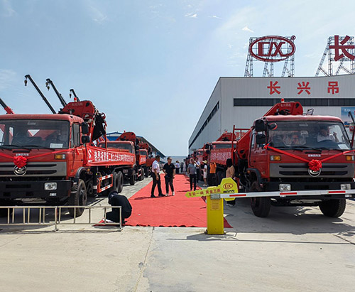 Nueve unidades del camión grúa plegable DONGFENG de 20 toneladas se envían a Nigeria
