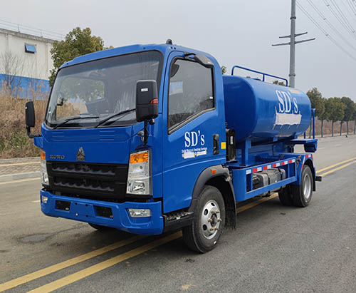 Un camión cisterna descargable HOWO RHD de 5 m³ con gancho de brazo se enviará a Granada.