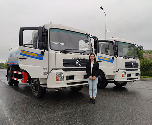 Dos unidades del camión rociador de agua DONGFENG KINGRUN de 12000L se envían a Uganda