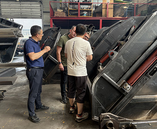 Clientes de Sudáfrica visitan CLVEHICLES.COM e inspeccionan el camión compactador de basura