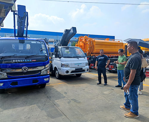 Un cliente de Brunei visita CLVEHICLES.COM y aprende sobre el funcionamiento de camiones de trabajo aéreo