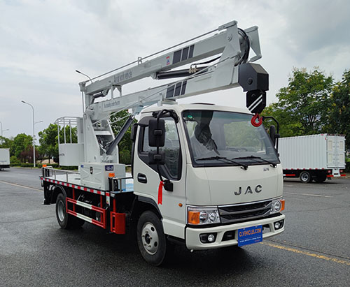 Una unidad del camión con plataforma aérea JAC de 13 m se envía a Azerbaiyán